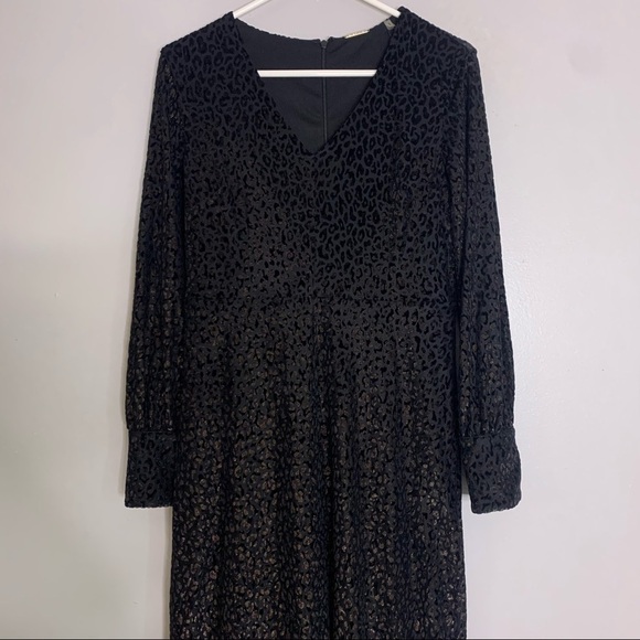 Elie Tahari Dresses & Skirts - New Elie Tahari long sleeve v neck leopard metallic velvet dress midi women’s 6